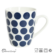 Caneca da porcelana 14oz com projeto azul do decalque dos pontos